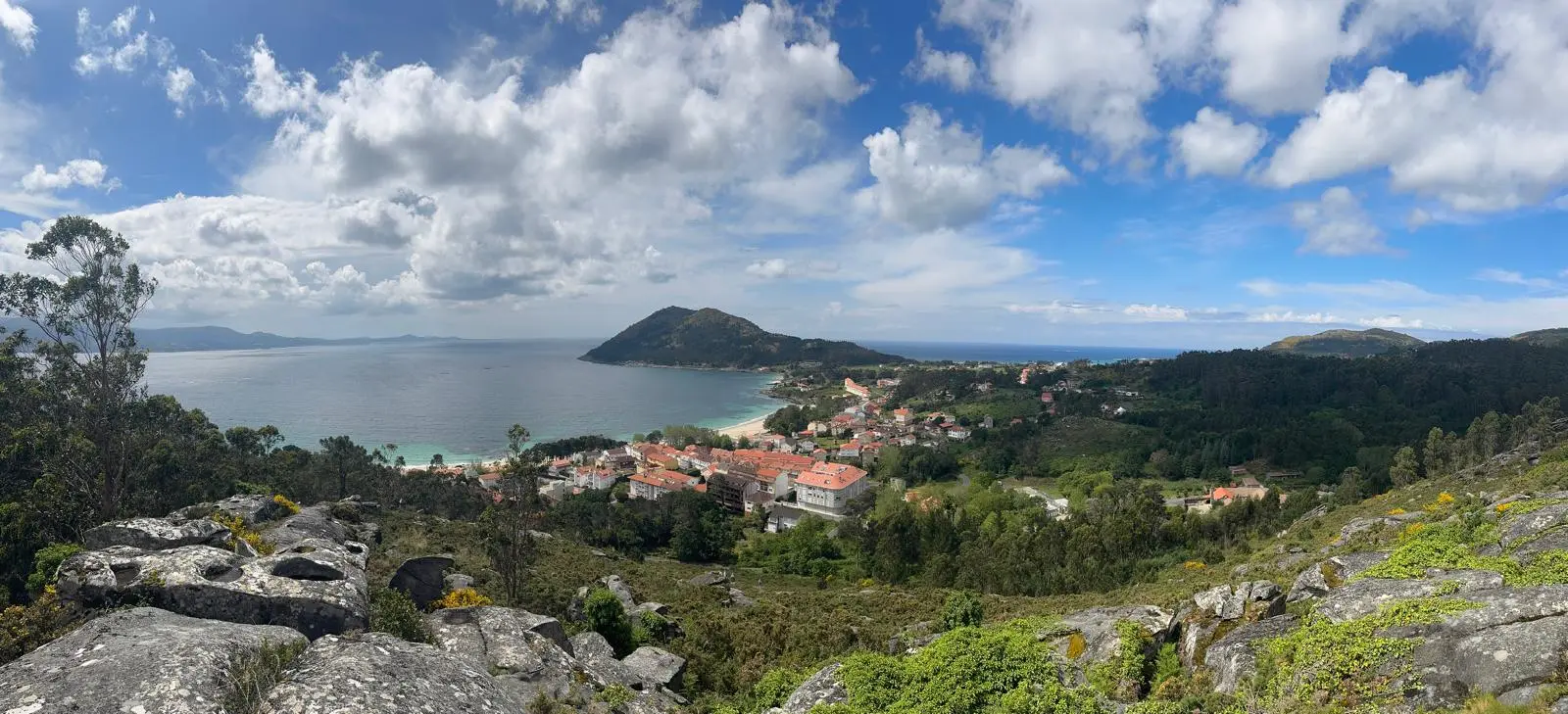 Monte Louro e o arenal de Louro vistos desde o alto, xunto á ría de Muros e Noia