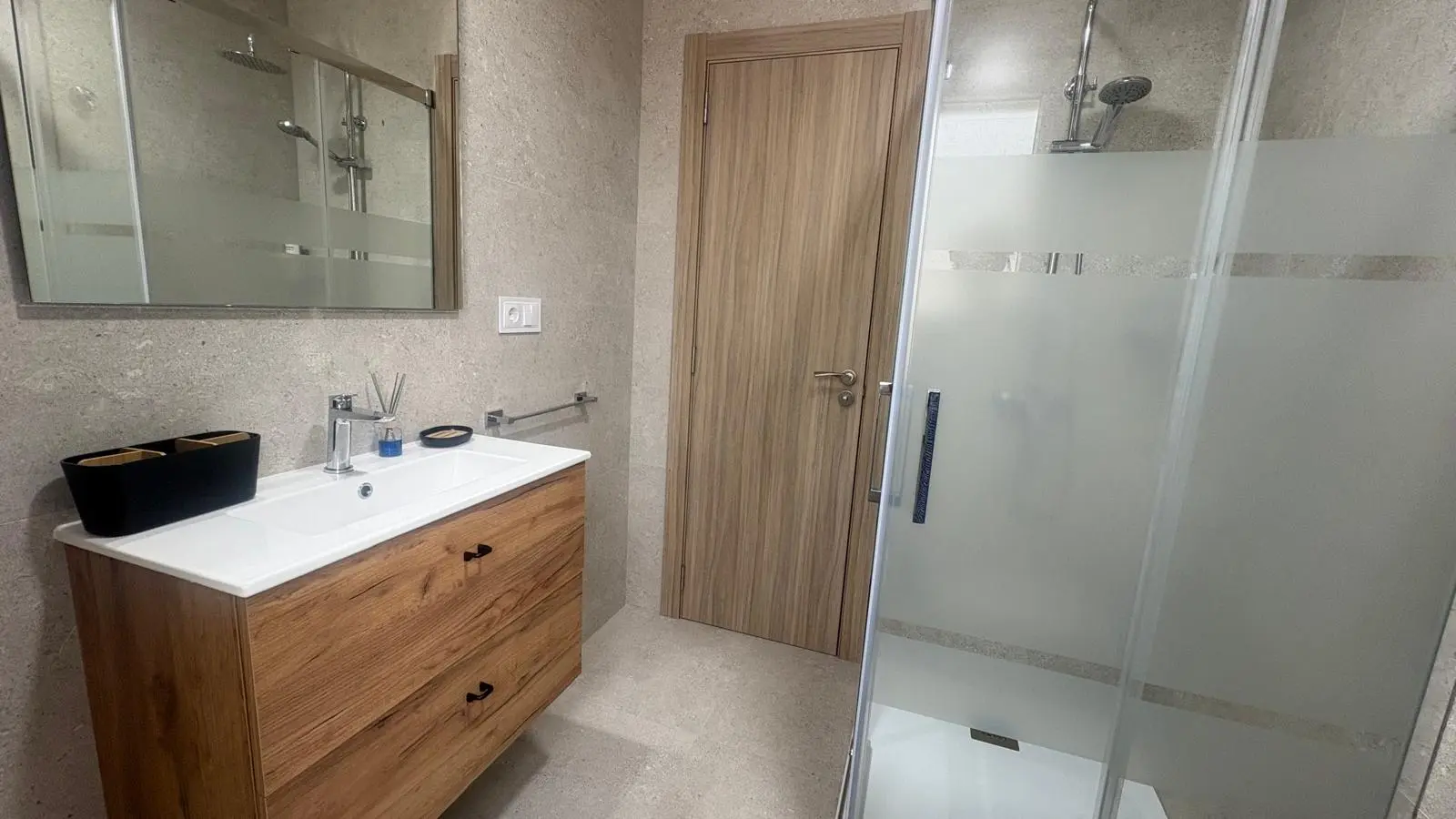 Baño completo con ducha, apartamento LouroBeach I, Louro (Galicia)