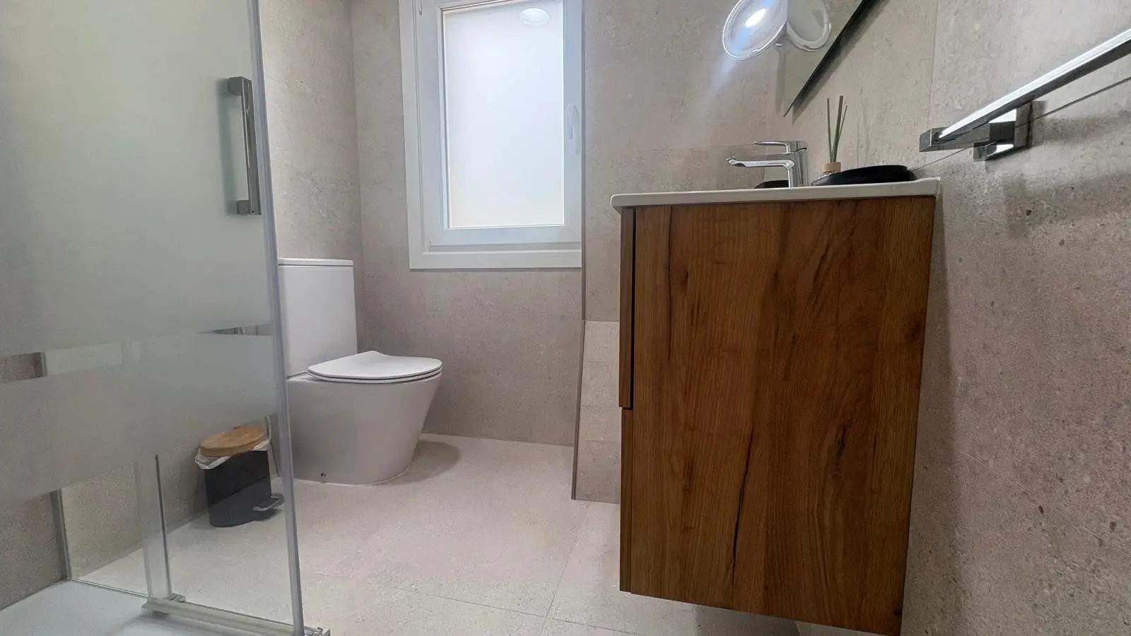 Segundo baño equipado, aluguer vacacional LouroBeach, Muros (Galicia)