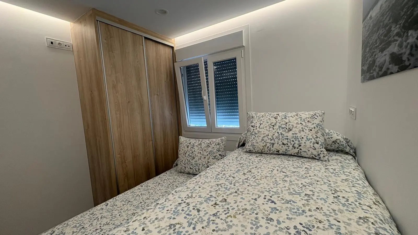 Dormitorio con dúas camas individuais, apartamento LouroBeach Galicia