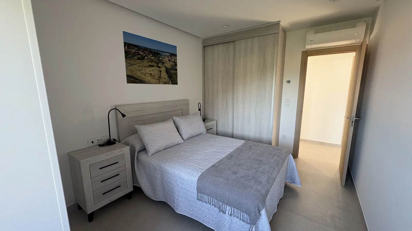 Dormitorio matrimonial amplo con persianas eléctricas, apartamento vacacional Louro