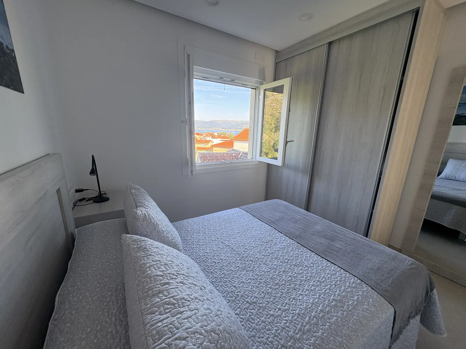 Dormitorio dobre secundario con ventá exterior, LouroBeach I, Louro