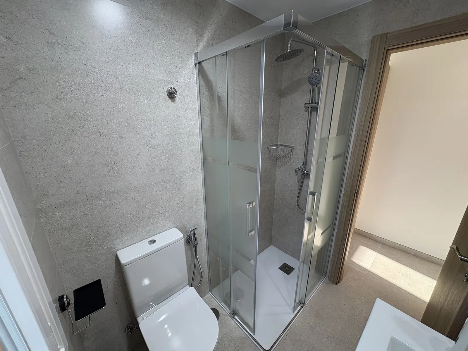 Detalle de baño, apartamento LouroBeach II, Louro (Galicia)