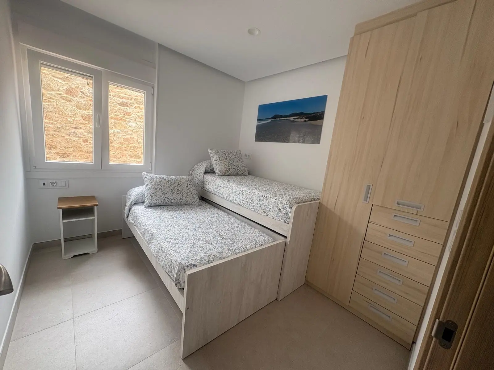Dormitorio con dúas camas individuais, apartamento LouroBeach II, Galicia