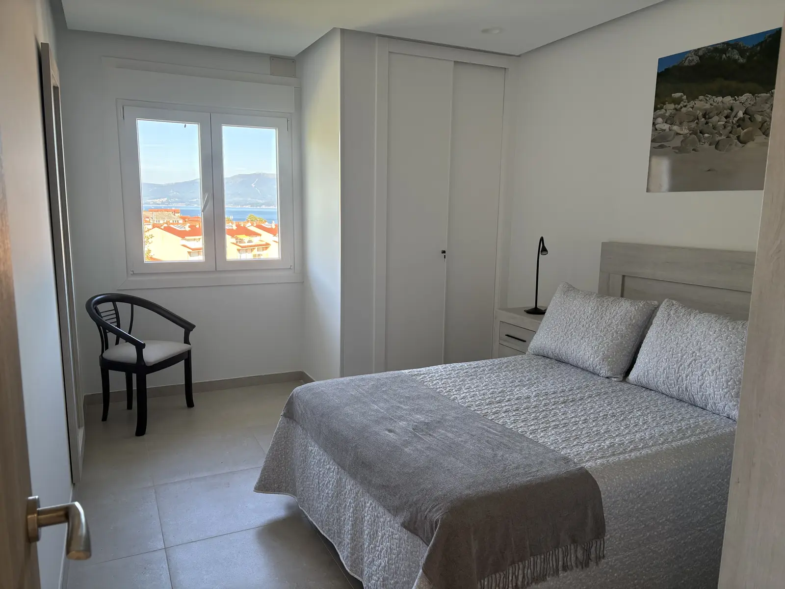 Cuarto matrimonial principal con cama de 150 cm, LouroBeach II, Louro