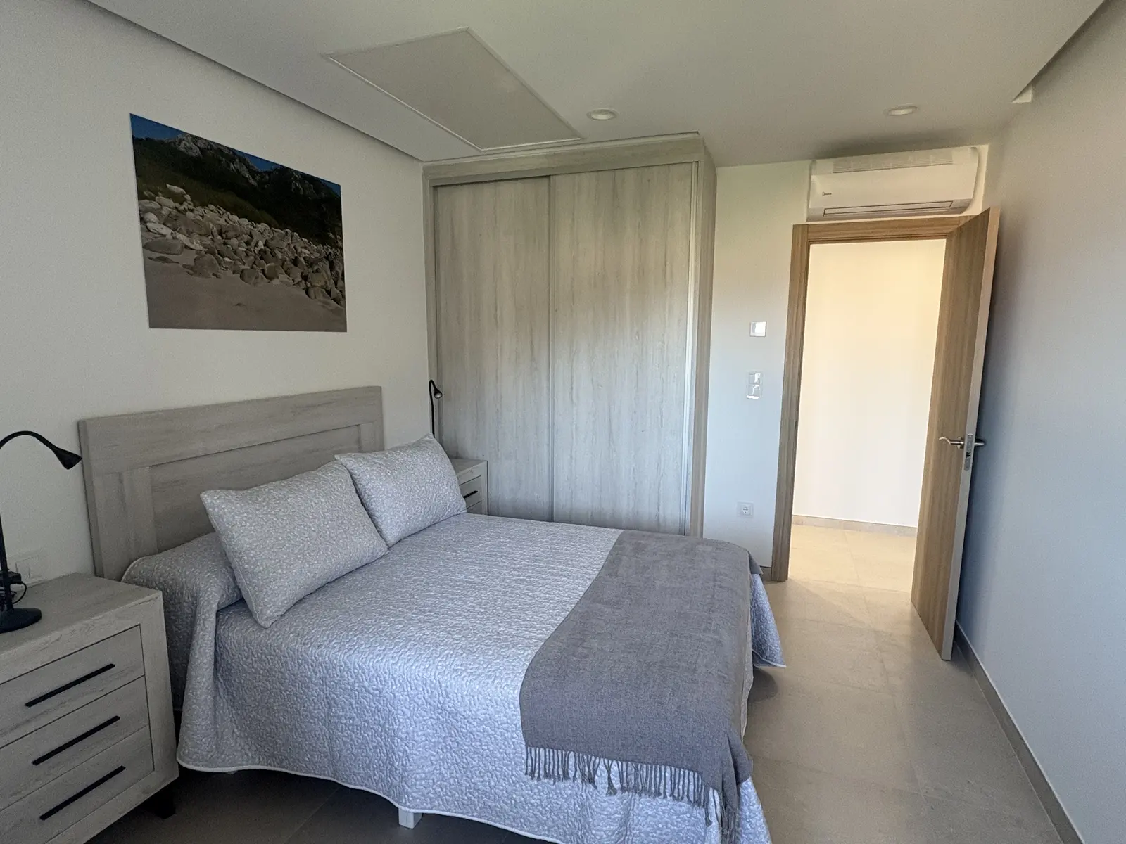 Dormitorio matrimonial amplo con persianas, apartamento LouroBeach II