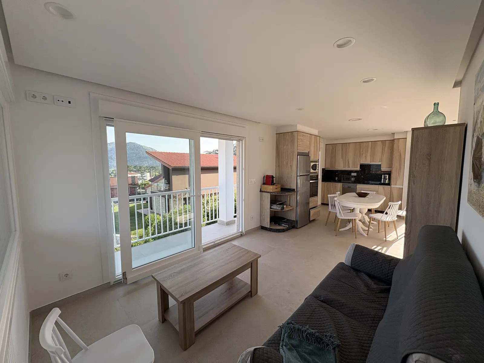 Salón moderno con cociña integrada, apartamento LouroBeach II, Louro